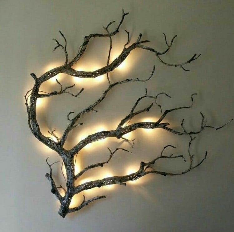 DIY Wanddeko mit einem interessanten Zweig und LED Lichterkette