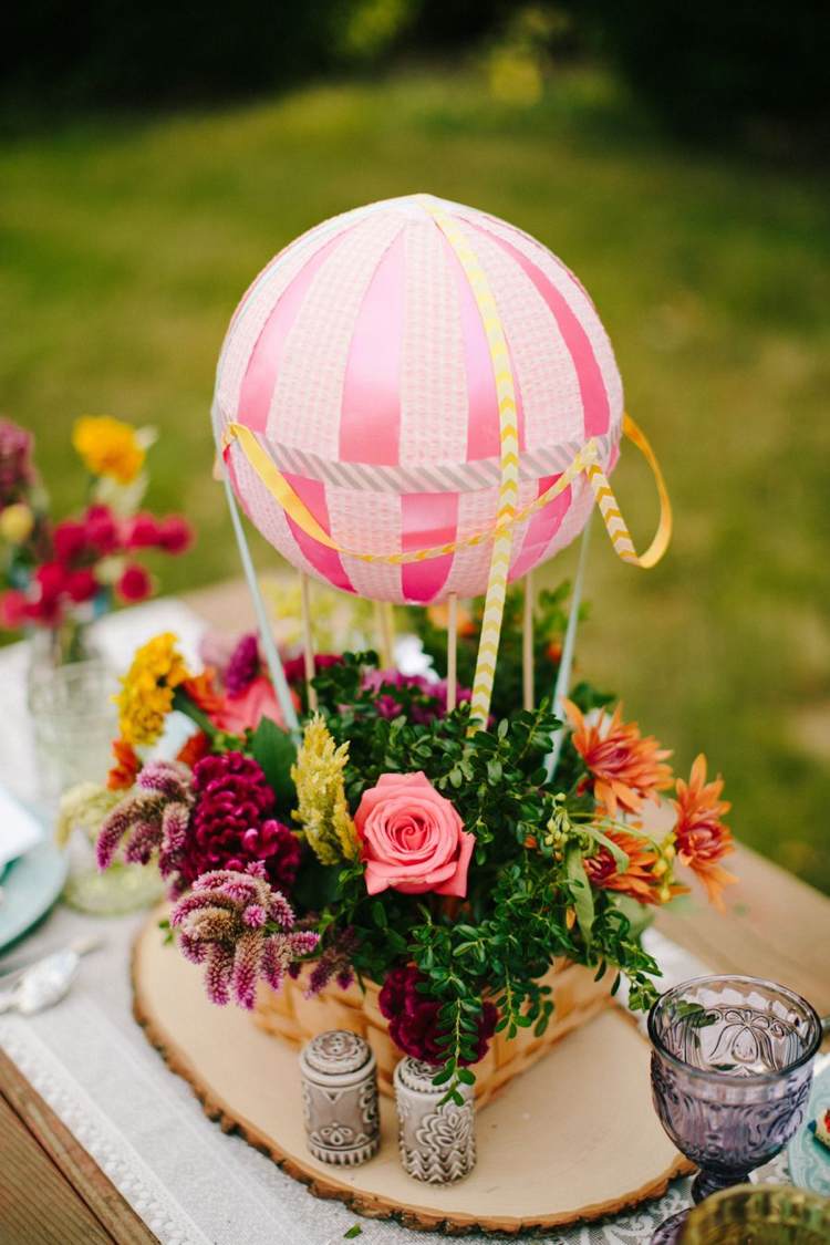 Heißluftballon basteln Hochzeit Anleitung mit Blumen