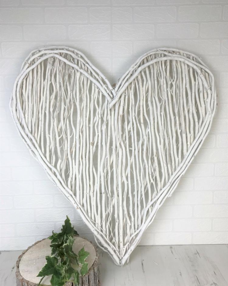 Herz aus weiß besprühten Zweigen basteln zum Aufstellen oder -hängen