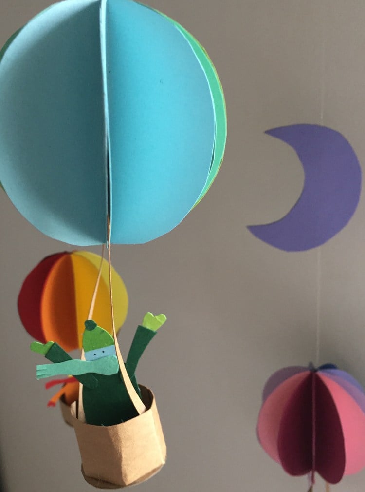 Mobile Heißluftballon basteln aus Papier Anleitung