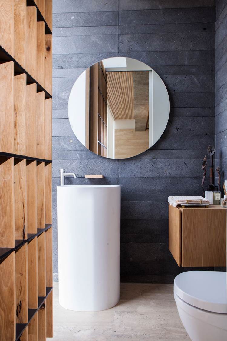 Natursteinboden-Holz-badezimmer-raumteiler-regal-waschkonsole