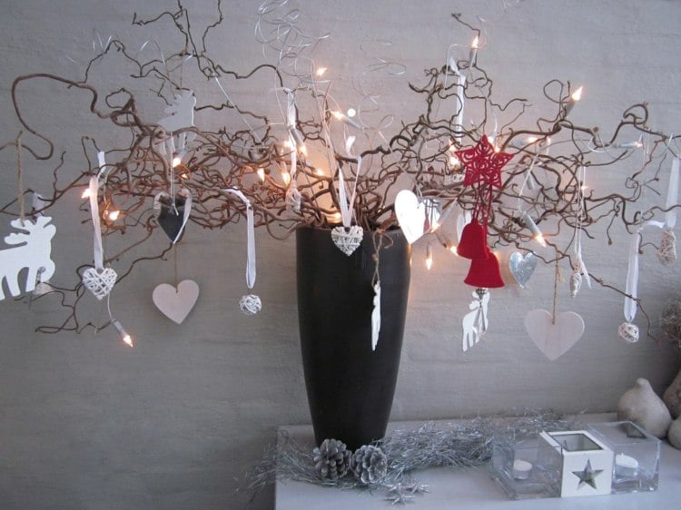 Zweige der Korkenzieherweide oder -haselnuss für einen modernen Weihnachtsstrauß