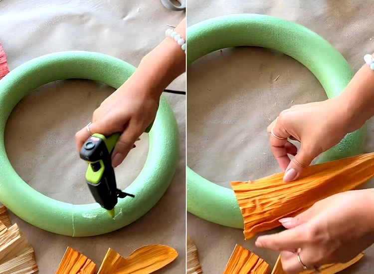 Blätter mit Heißkleber auf einen Schaumstoff-Rohling kleben