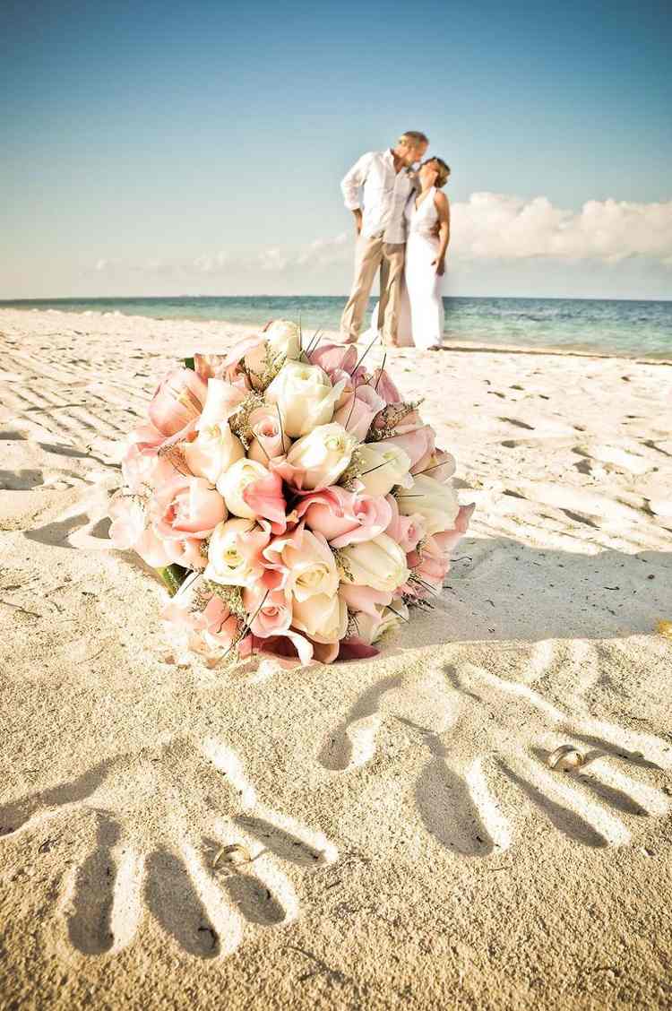 Strand Brautkleider -strandhochzeit-romantisch-sand-brautstrauß