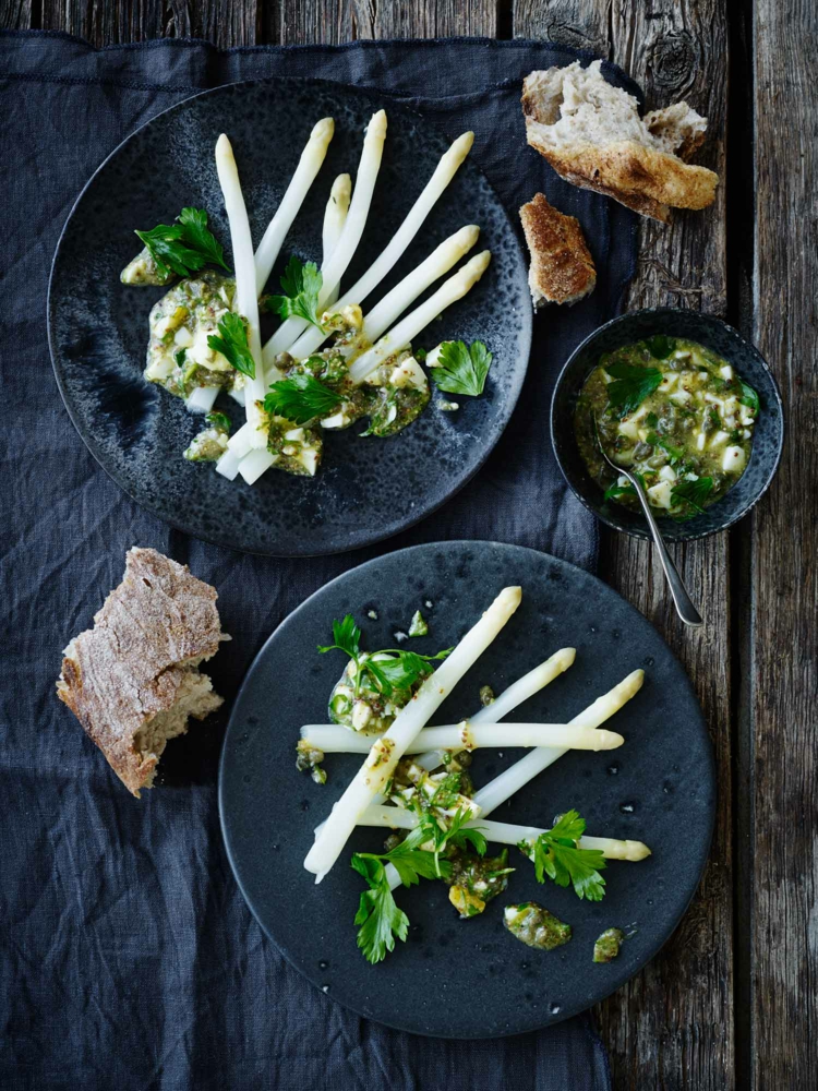 brot-spargel-kochen-weiß-petersilie