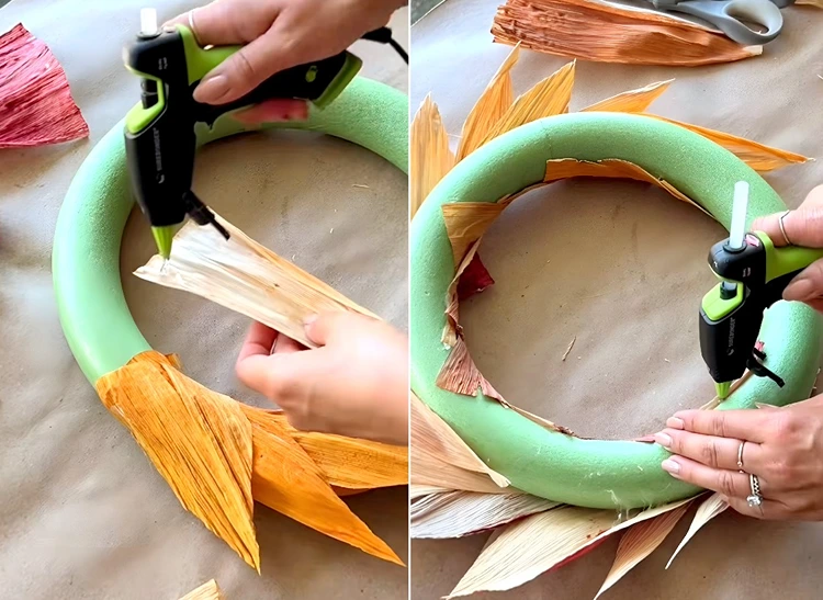 Die Maisblätter mit Farbverlauf anordnen und auf der Rückseite wiederholen