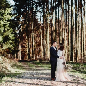 die-perfekte-hochzeit-frühling-heiraten-natur-wald