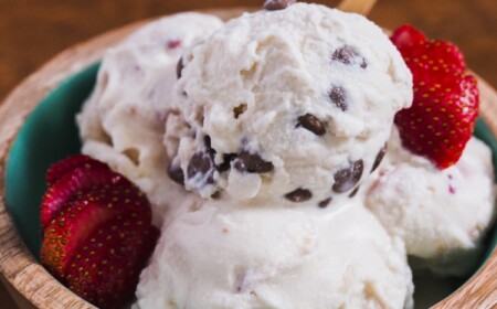 eis-selber-machen-ohne-eismaschine-erdbeeren-schokochips