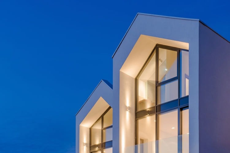 giebeldach-architektur-modern-beton-beleuchtung