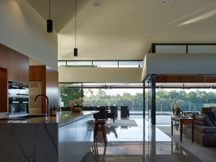 glasfronten-ausblick-küche-wohnbereich