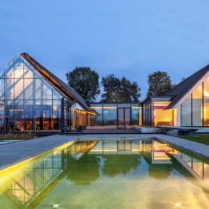 haus-mit-viel-glas-exterieur-naturpool-beleuchtung