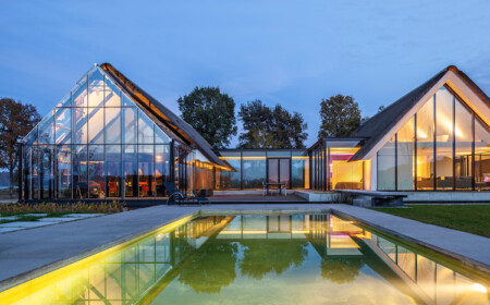 haus-mit-viel-glas-exterieur-naturpool-beleuchtung