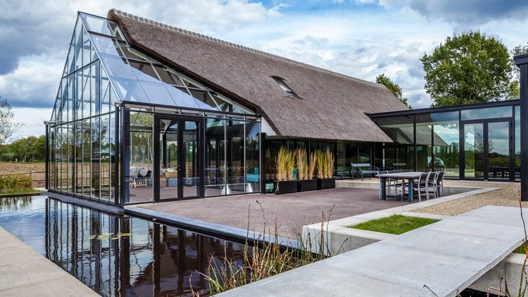 Haus mit viel Glas -garten-naturpool-reetdach