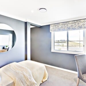 kleines-schlafzimmer-größer-wirken-lassen-wandspiegel-fenster-helle-farben