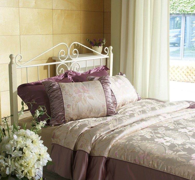 kleines-schlafzimmer-romantisch-lila-weiss-gardinen