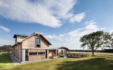 modernes-bauernhaus-giebeldach-fassade-holz