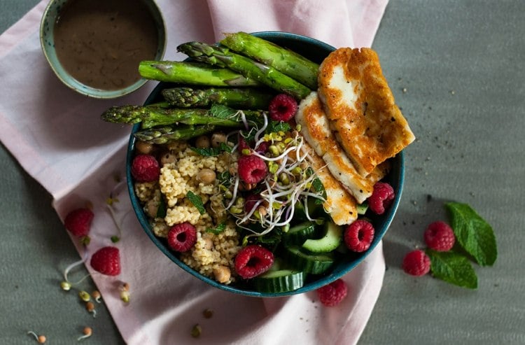 quinoa-käse-himbeeren-salat-spargel-kochen