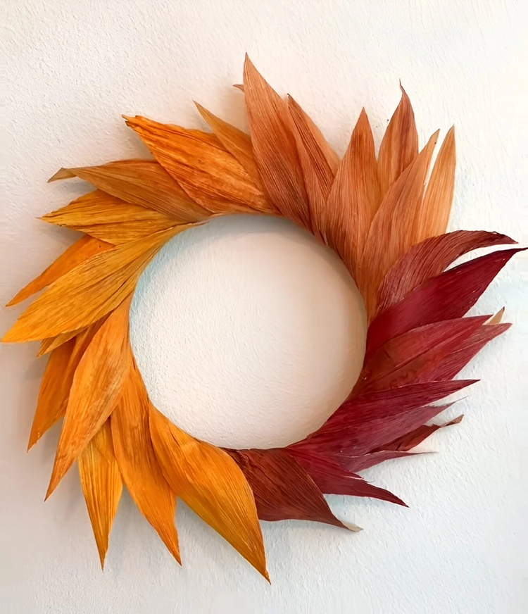 Schönen Kranz basteln mit gefärbten Maisblättern