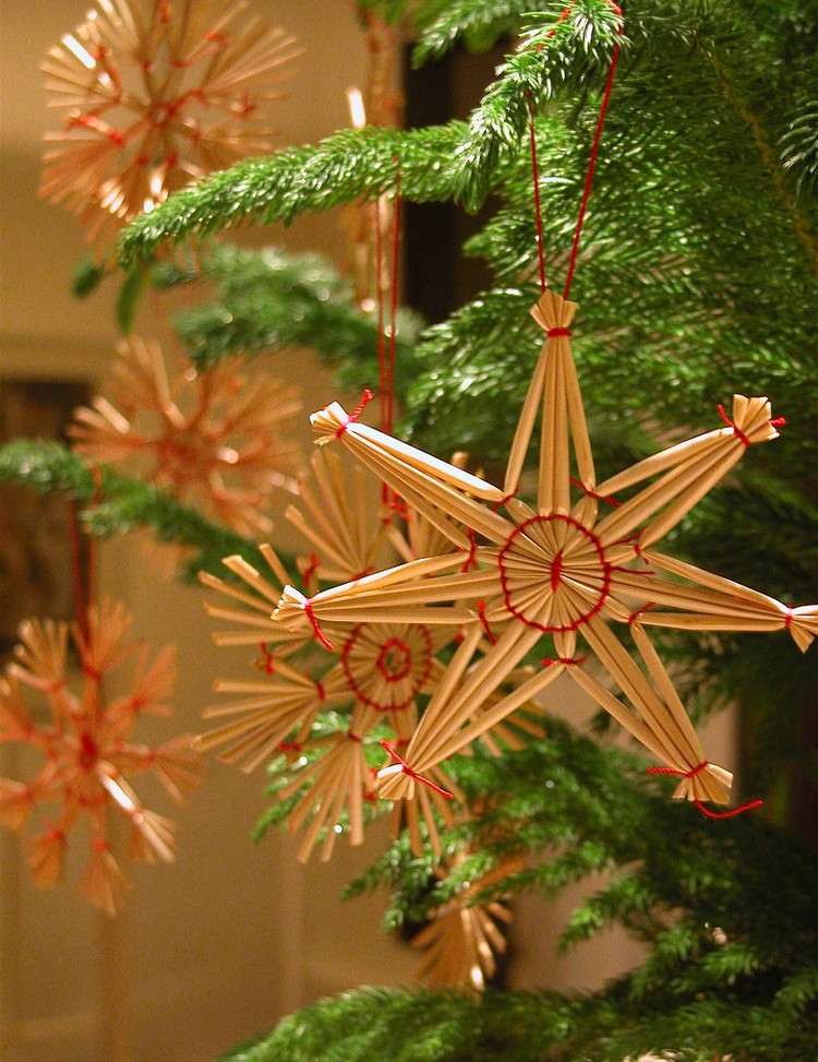 strohsterne-basteln-weihnachten-christbaumschmuck