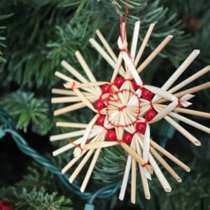 strohsterne-basteln-weihnachtsdeko-baumschmuck