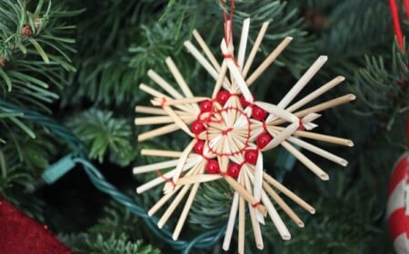 strohsterne-basteln-weihnachtsdeko-baumschmuck