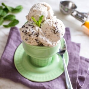 veganes-eis-selber-machen-stracciatella-schoko-stücke