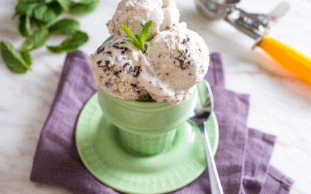 veganes-eis-selber-machen-stracciatella-schoko-stücke