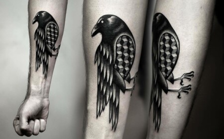 blackwork tattoo arm-krähe-rabe-optische-täuschung-geometrisch