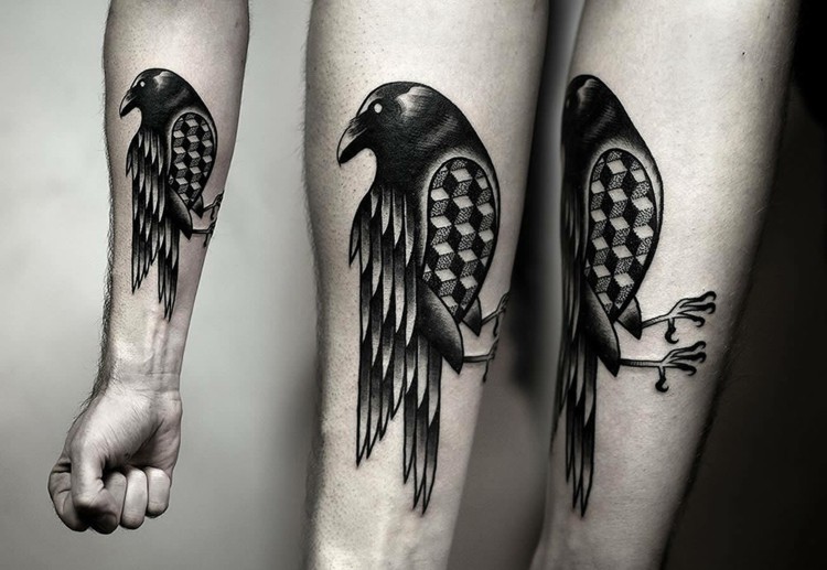 blackwork tattoo arm-krähe-rabe-optische-täuschung-geometrisch