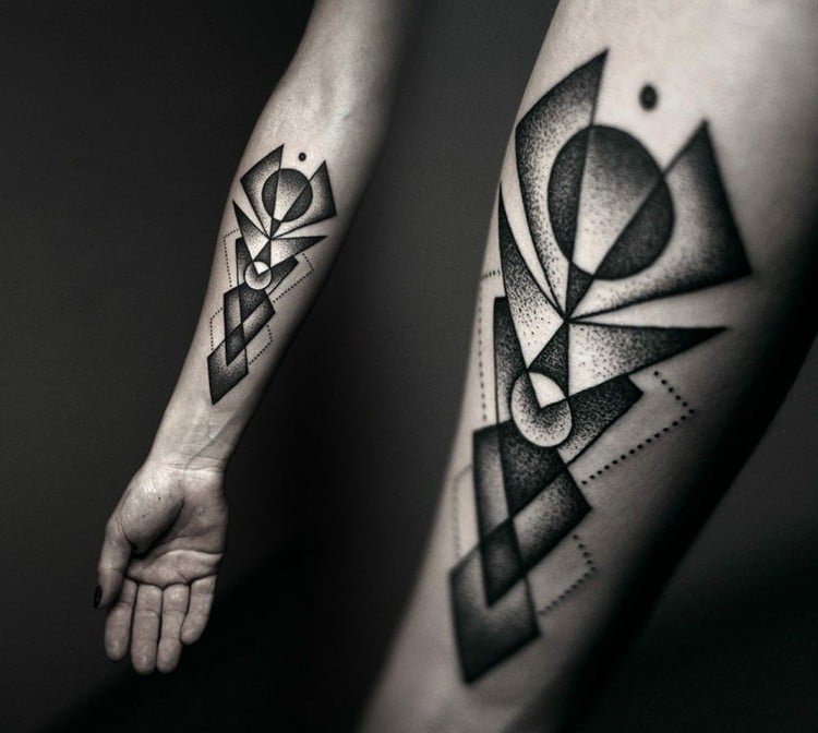blackwork-tattoo-geometrisch-dreiecke-kreise-punkte-schattierung