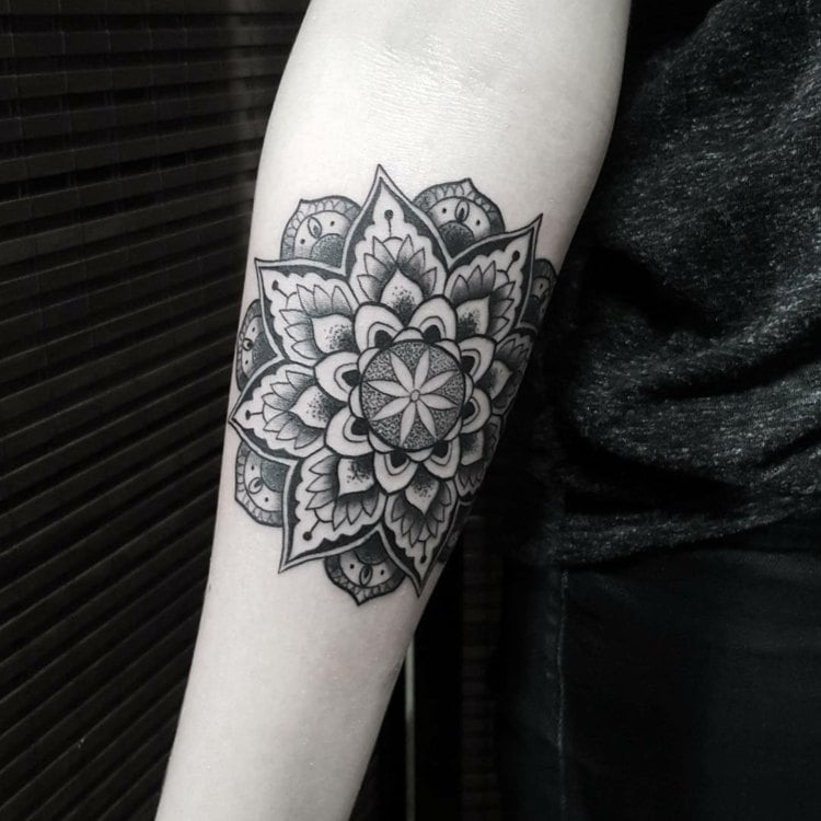 blackwork-tattoo-mandala-blumen-floral-schwarz-kreis-stern