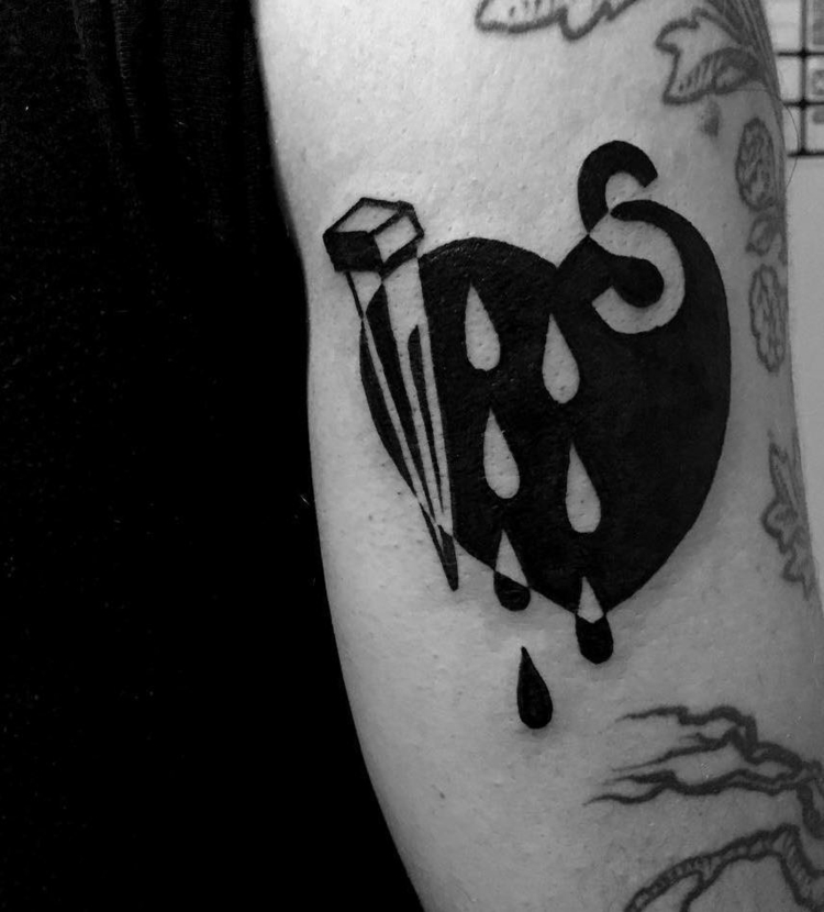 blackwork tattoo schwarz-weiß-herz-tränen-tropfen-nagel-passion