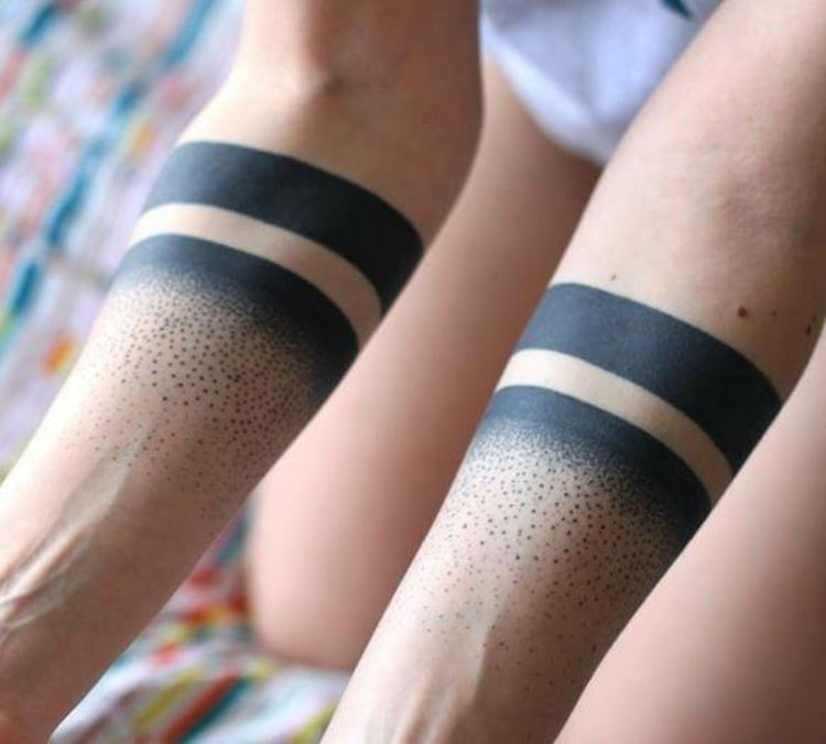 blackwork-tattoo-streifen-unterarm-schatten-punkte-tätowierer-anregung