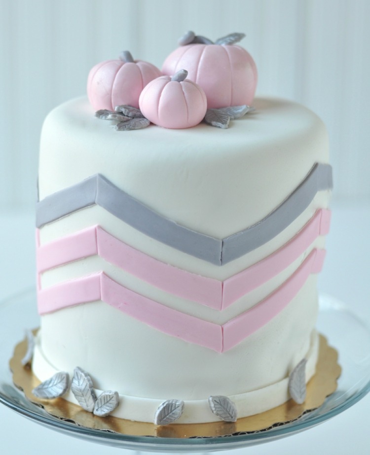 fondant torte feminin-idee-rosa-grau-kürbis-märchen-blätter