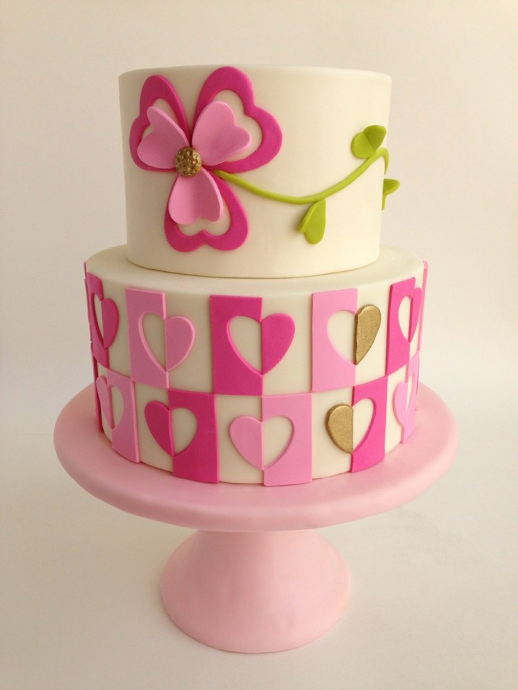 fondant-torte-ideen-dekorieren-herzen-kleeblatt-rosa-pink-grün