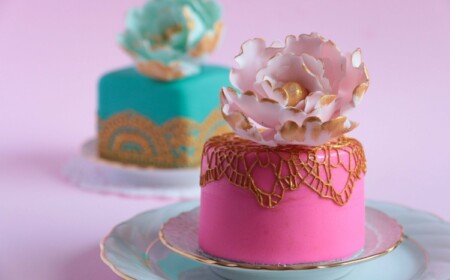 fondant torte kleine-törtchen-blume-gold-muster-deko