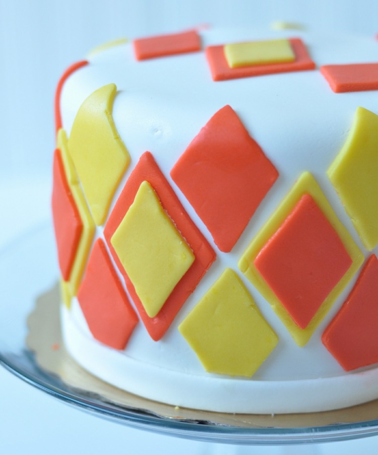 fondant-torte-rollfondant-karodrachen-orange-gelb-modern-design