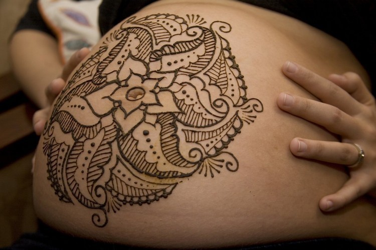 henna-tattoo-babybauch-schwangerschaft-foto