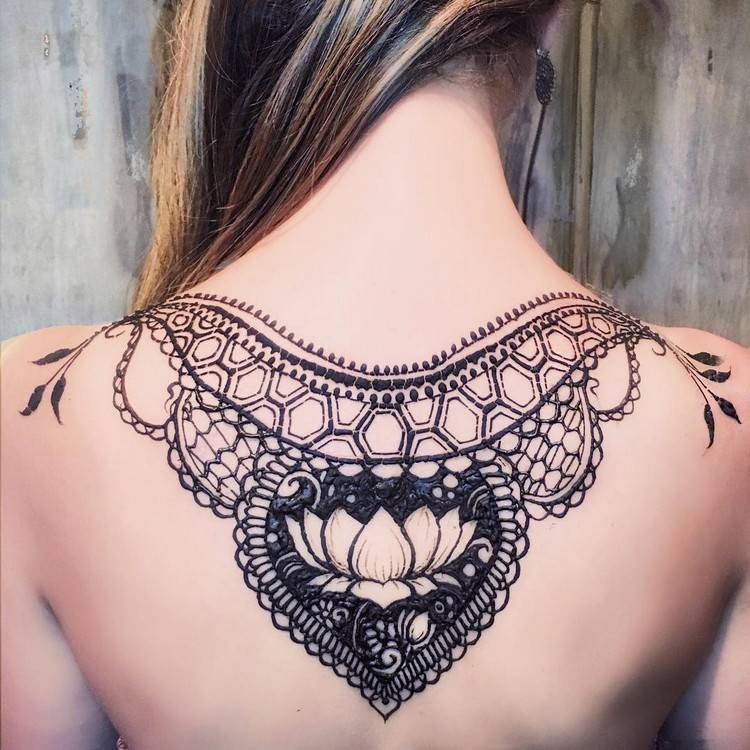 henna-tattoo-blume-lotosblume-rücken-muster