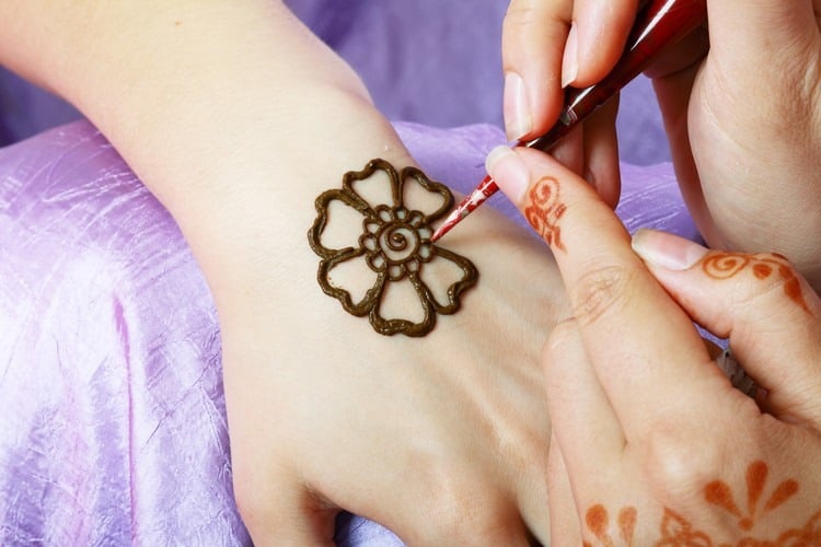 henna-tattoo-blume-machen-lassen