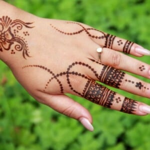 henna-tattoo-hand-finger-muster