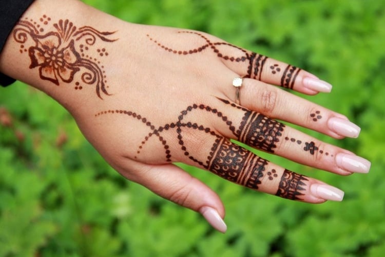henna-tattoo-hand-finger-muster