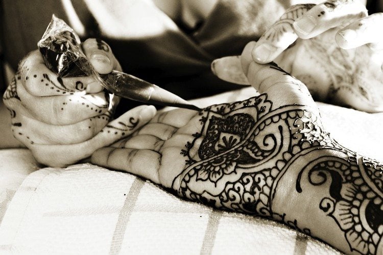 henna-tattoo-machen-lassen-hand