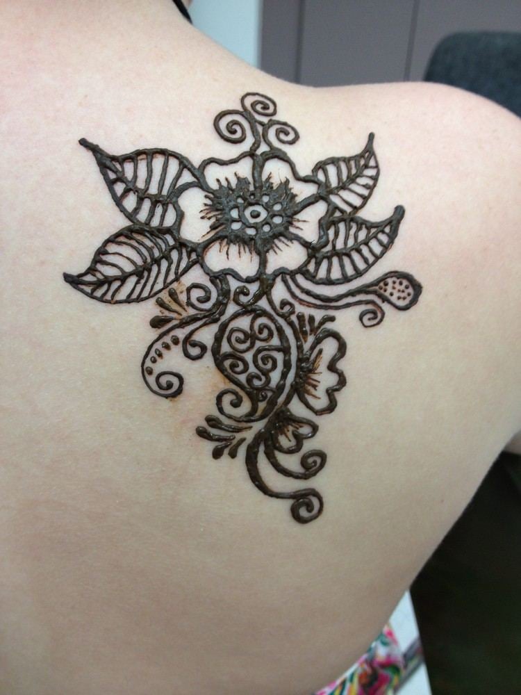 henna-tattoo-motive-blume-schulter
