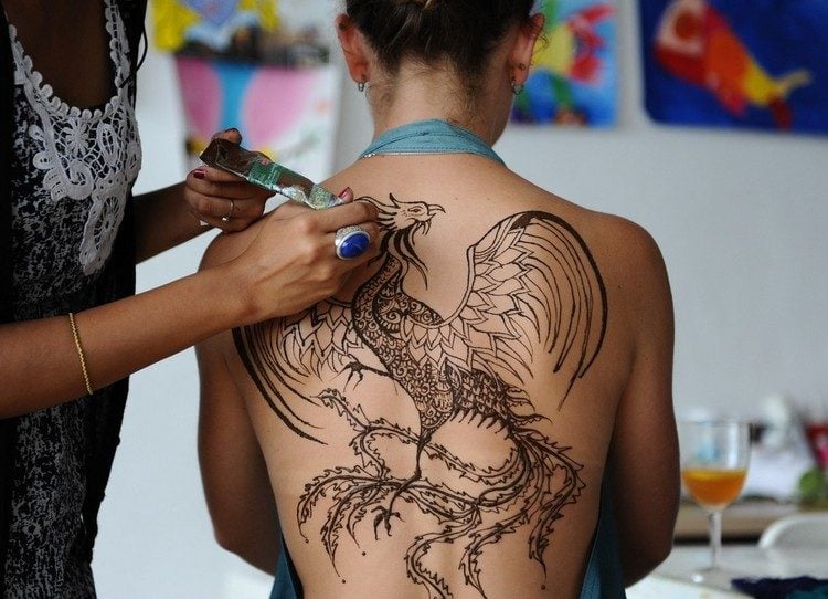 henna-tattoo-motive-rücken-phoenix