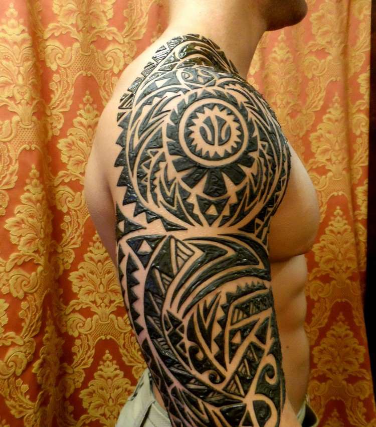 henna-tattoo-oberarm-männlich-maori-muster