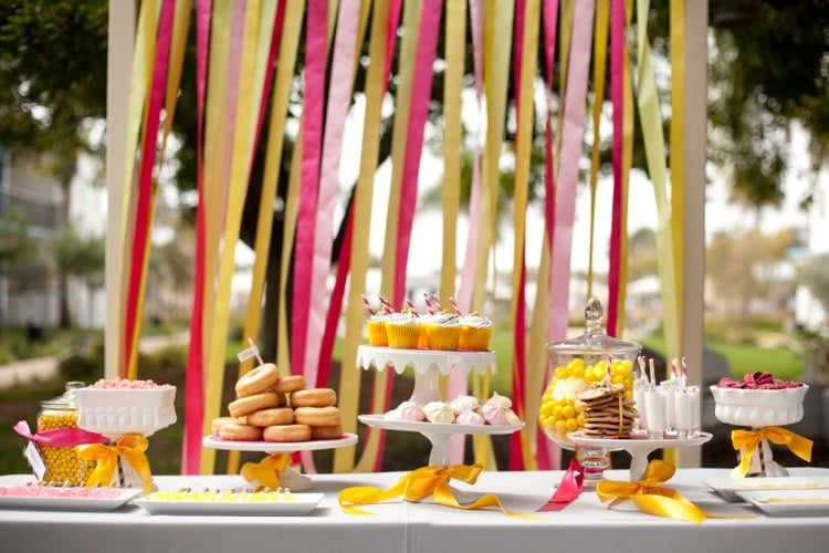 hochzeitsideen-feier-sommer-dekoration-inspiration-farben-pink-rot-dessert