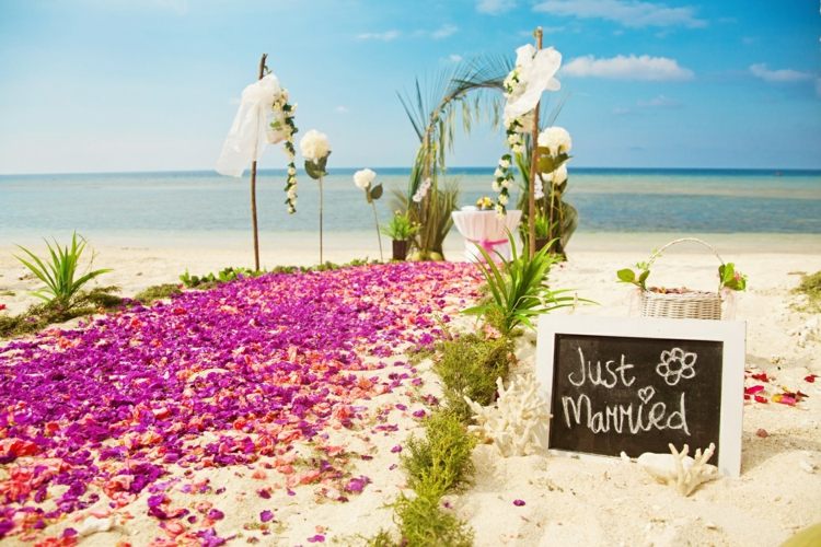 hochzeitsideen-feier-sommer-strand-strandhochzeit-romantisch-sommerlich-blüten-traualtar
