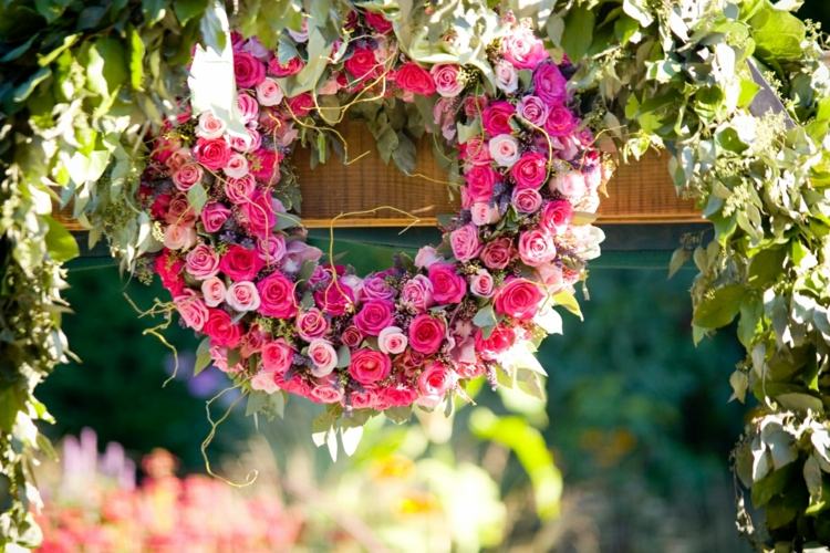 hochzeitsideen für die feier heiraten-sommer-planung-rosen-kranz-pink