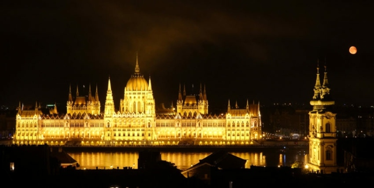 rot-gelb-ausblick-panorama-budapest-parlament-nacht-donau